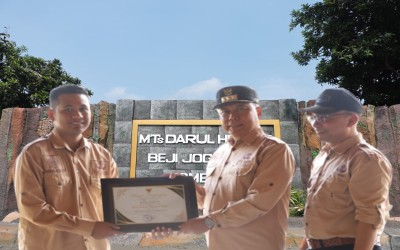 MTS DARUL HIKMAH BEJI RAIH PENGHARGAAN ADIWIYATA DARI BUPATI JOMBANG